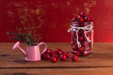 Dokunulmazlık artırıcı tedaviler, aşılar. Doğal kekik, nane ve gül üzümleri bir kavanozda ahşap bir arka planda..