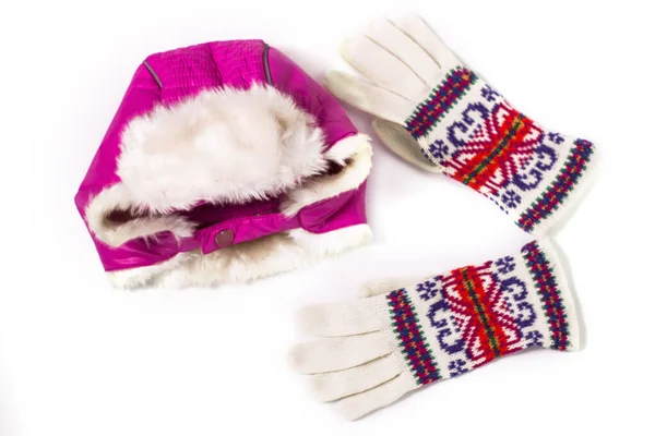 겨울에는 평평하고, 귀덮개가 있는 따뜻 한 핑크 모자와 하얀 배경에 모직 천으로된 장갑 이 있다. 맨 위 뷰, 흉내 내기. — 스톡 사진