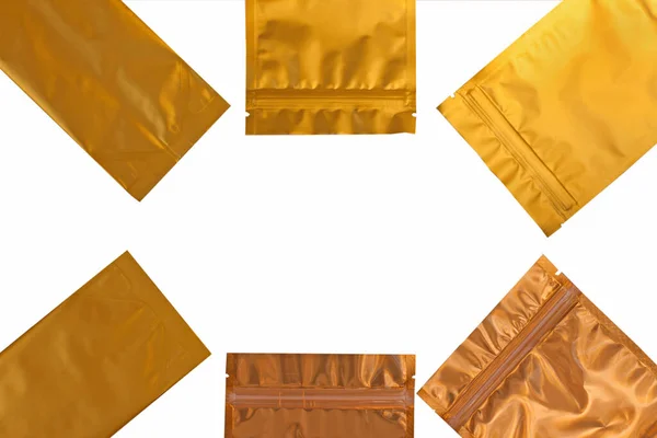 Gouden gemetalliseerde zijbeugel zakje zak geïsoleerd op witte achtergrond. Lege blanco folie koffie verpakking template mockup. — Stockfoto