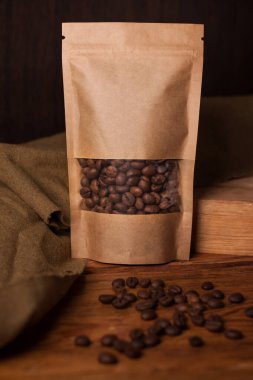 İçinde kahve çekirdekleri olan boş kahverengi kese kağıdı.
