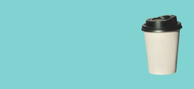 Açık mavi arka planda izole edilmesi için sıcak kahveyle birlikte kağıt bardak. İçkileri, fast food 'u çıkarın. Boşluğu kopyala, fiyat etiketi.