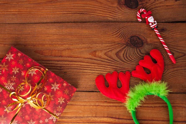 Рождественский подарок, модный красный подарок коробка завернута в золотую ленту украшения на деревенском деревянном фоне. Стиль Flatlay . — стоковое фото
