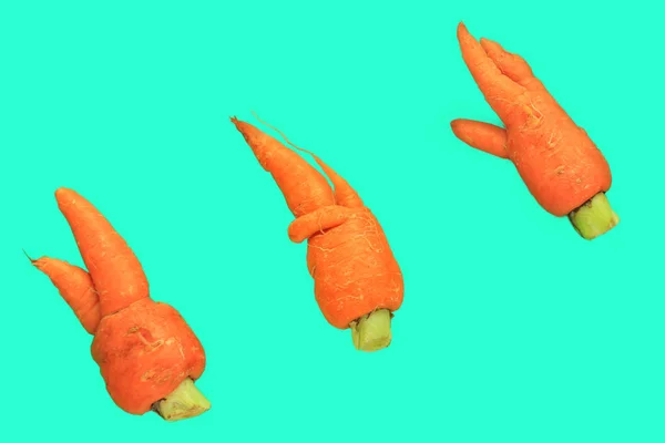 Hässliches Essen. deformierte Karotten auf trendigem aqua-türkisfarbenem Hintergrund. Konzept zur Lebensmittelverschwendung. Minimales Flatlay, Pop-Art-Stil — Stockfoto