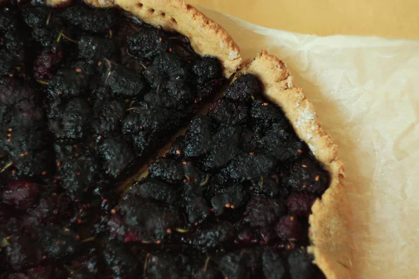 Torta de amoreira em uma folha de papel de cozedura. Bolo de bagas de verão recentemente apoiado. Dieta saudável, crosta de aveia integral . — Fotografia de Stock