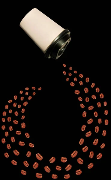 Copo de papel Kraft com derramamento de grãos de café isolado em um fundo preto. Fluxo de café. Eco criativo bebida quente para ir . — Fotografia de Stock