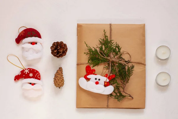 Neujahr flach lag. Weihnachten Geschenk-Box in Kraftpapier mit Tannenzapfen eingewickelt. Vorlage mockup design.Winterurlaub — Stockfoto