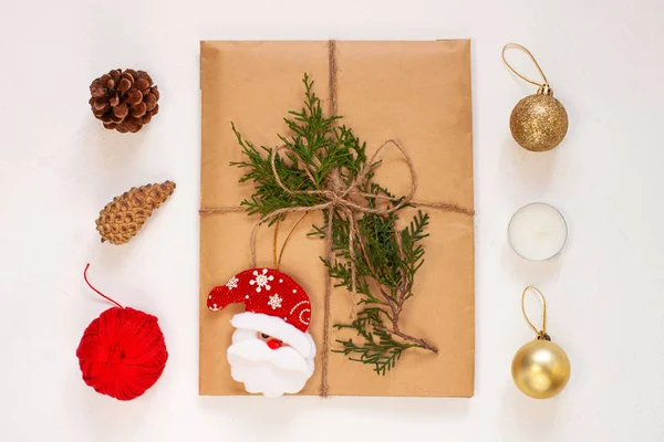 新年平铺。 圣诞礼品盒，用木筏纸包着松木圆筒。模型设计。寒假 — 图库照片