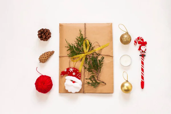 新年平铺。 圣诞礼品盒，用木筏纸包着松木圆筒。模型设计。寒假 — 图库照片