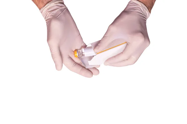 Les médecins mâles mains dans des gants en caoutchouc tenant une ampoule d'insuline sur fond blanc isolé. Concept stérilité pureté . — Photo