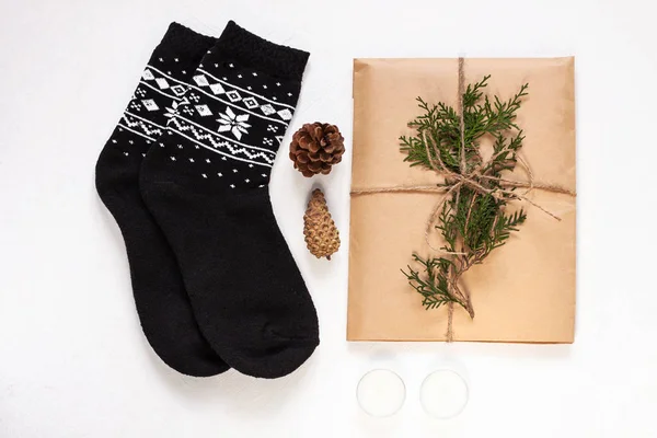 Año nuevo 2020 calcetines decorativos planos lay.Christmas negro, caja de regalo en papel eco kraft con cono de pino. Vacaciones de invierno — Foto de Stock