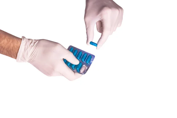 Mężczyzna lekarze ręce w gumowych rękawiczkach trzymając ampułkę insuliny na białym backgound izolowane. Koncepcja czystości sterylności. — Zdjęcie stockowe
