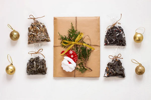 Neujahr flach lag. Weihnachts-Tee-Geschenk-Box in Kraftpapier mit Tannenzapfen verpackt. Winterurlaub — Stockfoto