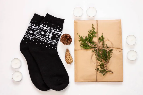 圣诞黑色装饰袜，礼品盒，生态牛皮纸，松果。寒假 — 图库照片