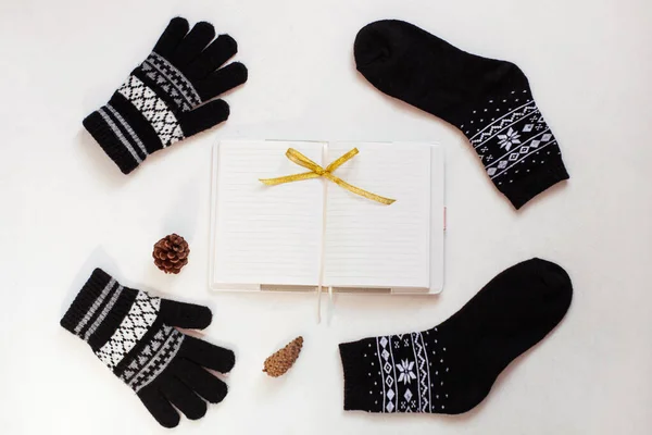 Calzini ornamentali neri natalizi, confezione regalo in carta eco kraft con pigne. Vacanze invernali — Foto Stock