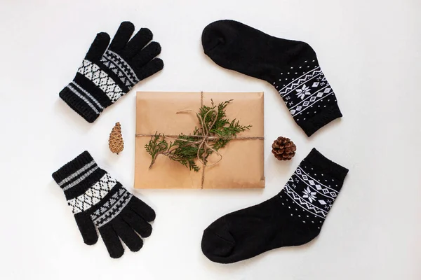 Año nuevo 2020 calcetines decorativos planos lay.Christmas negro, caja de regalo en papel eco kraft con cono de pino. Vacaciones de invierno — Foto de Stock