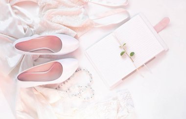 Düğün yatağı, kadınların moda aksesuarları biege renklerinde, beyaz arka plan, kopya alanı. Gelin ayrıntıları konsepti.