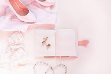 Düğün yatağı, kadınlar biege co 'da moda aksesuarları.