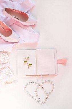 Düğün yatağı, kadınların moda aksesuarları biege renklerinde, beyaz arka plan, kopya alanı. Gelin ayrıntıları konsepti.