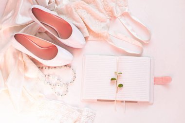 Düğün yatağı, kadınlar biege co 'da moda aksesuarları.