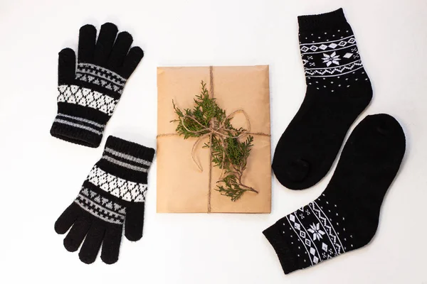 Año nuevo 2020 calcetines decorativos planos lay.Christmas negro, caja de regalo en papel eco kraft con cono de pino. Vacaciones de invierno — Foto de Stock