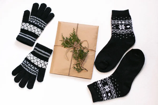 Nouvelle année 2020 plat lay.Christmas chaussettes ornementales noires, boîte cadeau en papier kraft éco avec cônes de pin. — Photo