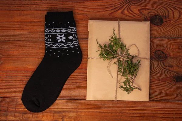 圣诞黑色装饰袜，礼品盒，生态牛皮纸，松果。寒假 — 图库照片