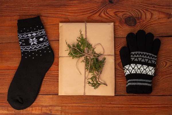 Nouvelle année 2020 plat lay.Christmas chaussettes ornementales noires, boîte cadeau en papier kraft éco avec cônes de pin. — Photo