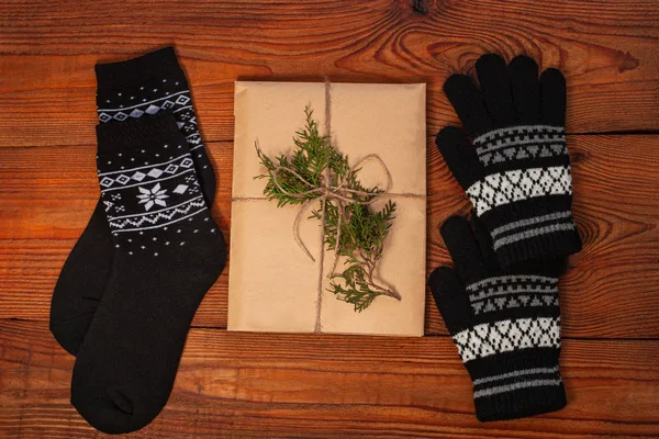 Nouvelle année 2020 plat lay.Christmas chaussettes ornementales noires, boîte cadeau en papier kraft éco avec cônes de pin. — Photo