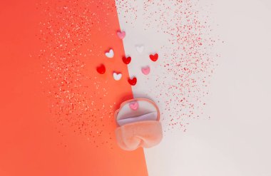 Beyaz ve mercan turuncu arka planda pembe kadife yüzük kutusu. Sevgililer Günü düğün teklifi mücevher çantası.