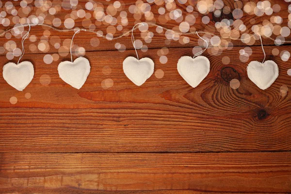 Eco linen fabric hearts on wooden background,Valentines Day concept design.Decorative white heart on jute twine garland. — Stock Photo, Image