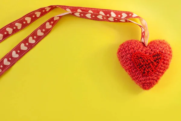 Pink knitted heart on yellow background flatlay, creative minimal concept.Valentines card,copy space,social media banner — Stock Photo, Image