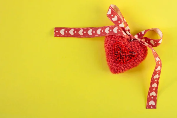 Pink knitted heart on yellow background flatlay, creative minimal concept.Valentines card,copy space,social media banner — Stock Photo, Image