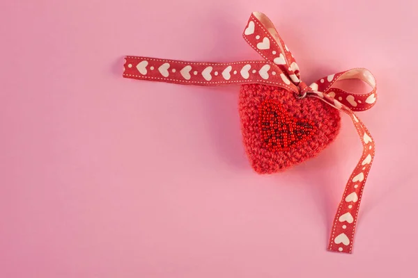 Coeur tricoté rose sur fond violet flatlay, concept minimal créatif.Carte de Saint-Valentin, espace de copie, bannière de médias sociaux — Photo