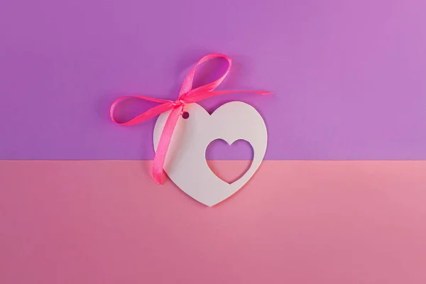 Étiquette de carte blanche en forme de coeur sur fond violet pastel flatlay, concept minimal créatif. Carte Saint-Valentin, espace de copie — Photo