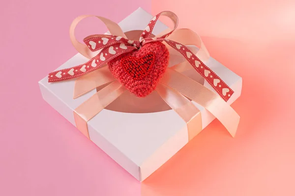 Białe pudełko z oknem w kształcie serca i karteczki na pastelowym fioletowym tle płaskowyżu, kreatywne minimalne pojęcie. — Zdjęcie stockowe