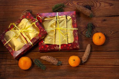 Altın kesede Noel hediyesi, kırmızı hediye paketi. 