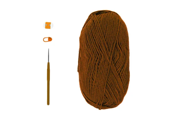 Tricot et crochet flatlay.Brown fil écheveau, crochet, compteur de rang sur fond blanc isolated.Knit processus — Photo