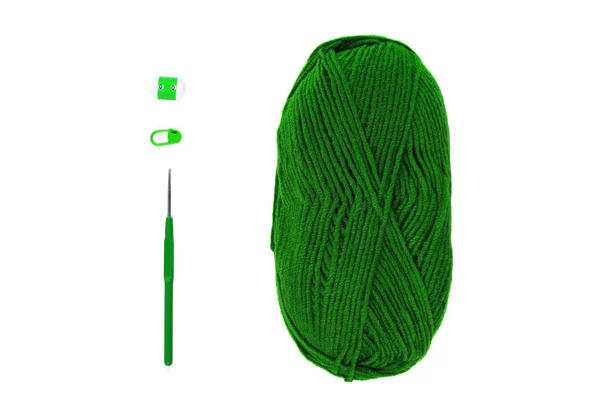 Stricken und Häkeln flach. Grünes Garnknäuel, Häkelnadel, Reihenzähler auf weißem Hintergrund isoliert. Strickprozess — Stockfoto