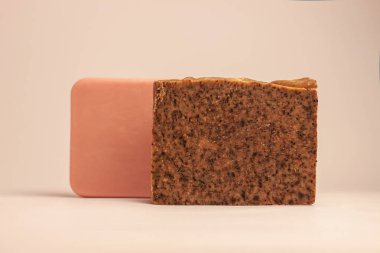 Tarçınlı doğal kahve ve beyaz arka planda dut sabunu. Eko kahve fırçası, spa cilt bakımı. Vejetaryen güzellik tedavisi