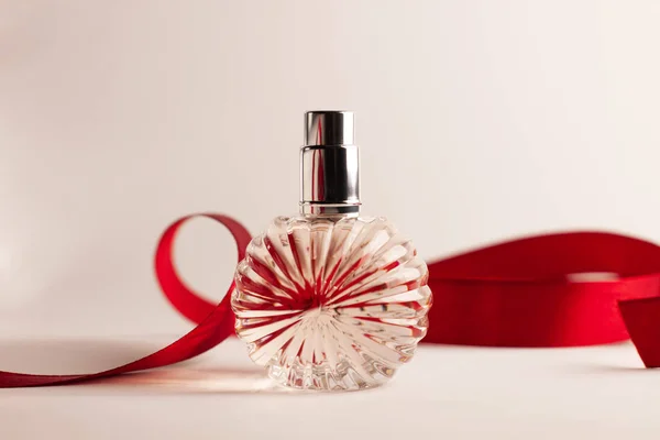 Butelka perfum na białym tle. Pusta makieta perfumeryjna, koncepcja marki spa. Zapach glamour, czerwony eau de perfum. — Zdjęcie stockowe