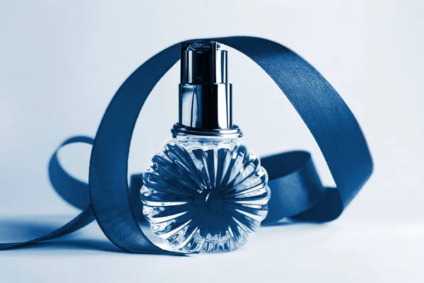 Frasco de perfume sobre fondo blanco. Maqueta de perfumería en blanco, concepto de marca de spa. Fragancia Glamour, eau de parfum azul . —  Fotos de Stock