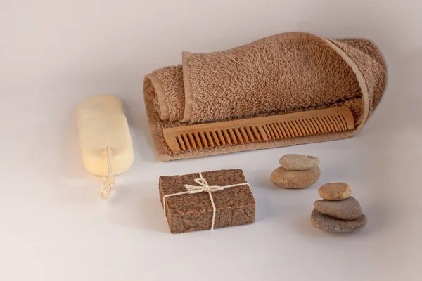 Spa i wellness koncepcja, naturalne mydło do szorowania kawy, spray kosmetyki olejowe, peeling piaskowca, ręcznik, naturalny grzebień do włosów drewna — Zdjęcie stockowe