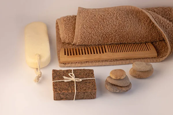 Spa och wellness koncept, naturliga kaffescrrub tvål, olja kosmetika spray, skalning sandsten, handduk, naturligt trä hårkam — Stockfoto