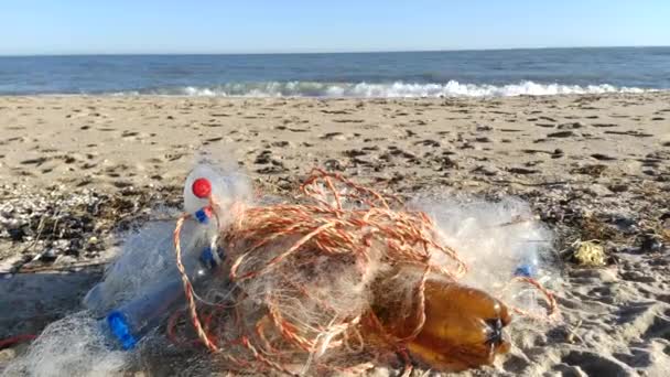 空の汚れたプラスチックボトル ゴミの海のビーチの砂の上にダンプを使用しました 環境汚染問題の概念 砂の海岸だ波を背景に移動する ボランティアコンセプト — ストック動画