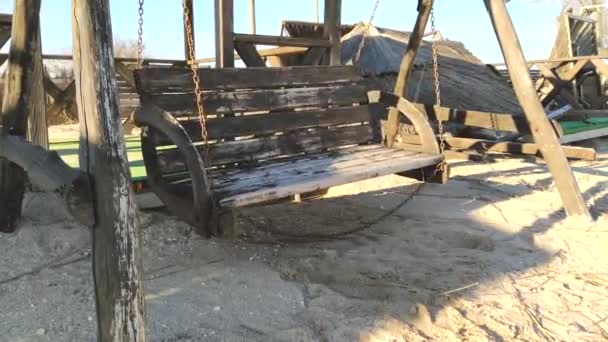 Eine Leere Holzschaukel Schaukelt Auf Einem Sandstrand Ohne Menschen Die — Stockvideo