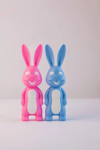 Söta kaniner som glada älskare par på ljus bakgrund, kreativ Alla hjärtans dag kort. Minimal stil. — Stockfoto