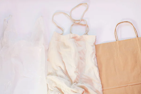 ถุงพลาสติกเทียบกับถุงกระดาษเทียบกับถุงผ้า Eco ปฏิเสธพลาสติก ลดการใช้ซ้ําและรีไซเคิลแนวคิด กระเป๋าเป็นมิตรกับสิ่งแวดล้อม . — ภาพถ่ายสต็อก