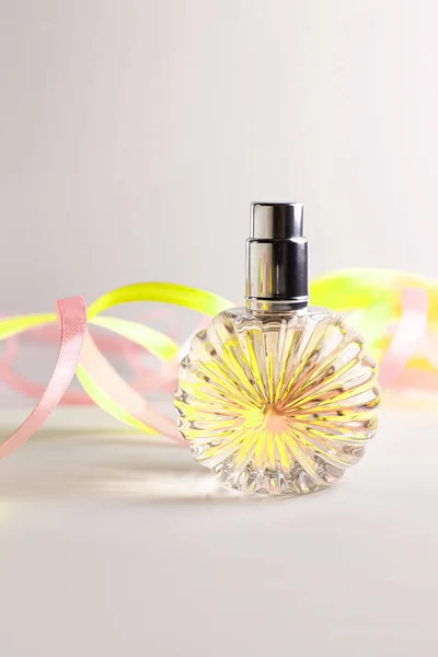 光を背景に香水瓶。ブランク香水モックアップ、スパのブランディングのコンセプト。グラマーの香り、オー・ド・パルファン — ストック写真