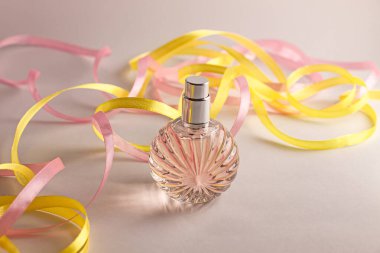 Arka planda parfüm şişesi. Boş parfüm modeli, spa markası konsepti. Parfüm kokusu, parfüm kokusu.