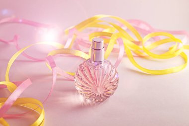 Arka planda parfüm şişesi. Boş parfüm modeli, spa markası konsepti. Parfüm kokusu, parfüm kokusu.